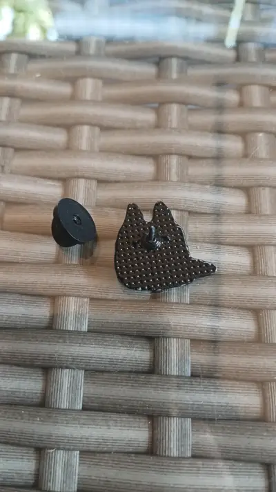 Pin de Gato negro con ojos amarillos 2cm × 2cm - miniatura 3