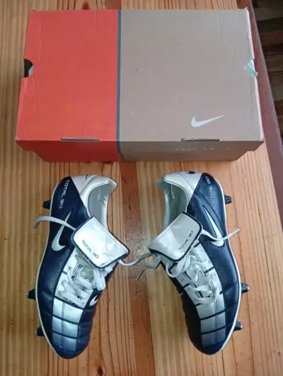 Botines de fútbol Nike Total 90 en blanco y azul - miniatura 1