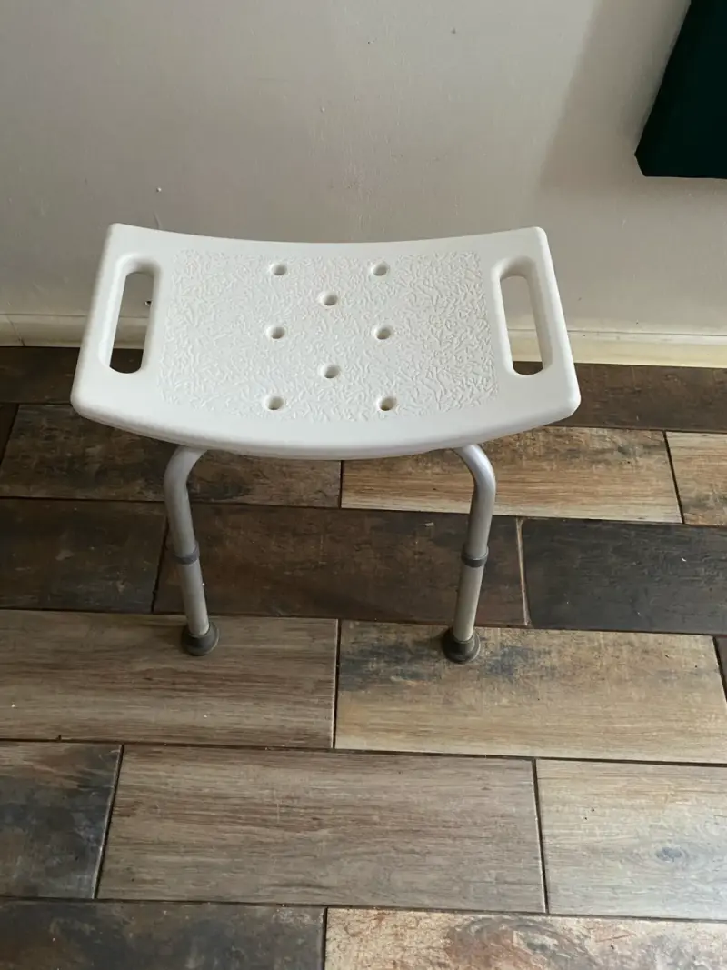 Banqueta de ducha ajustable antideslizante