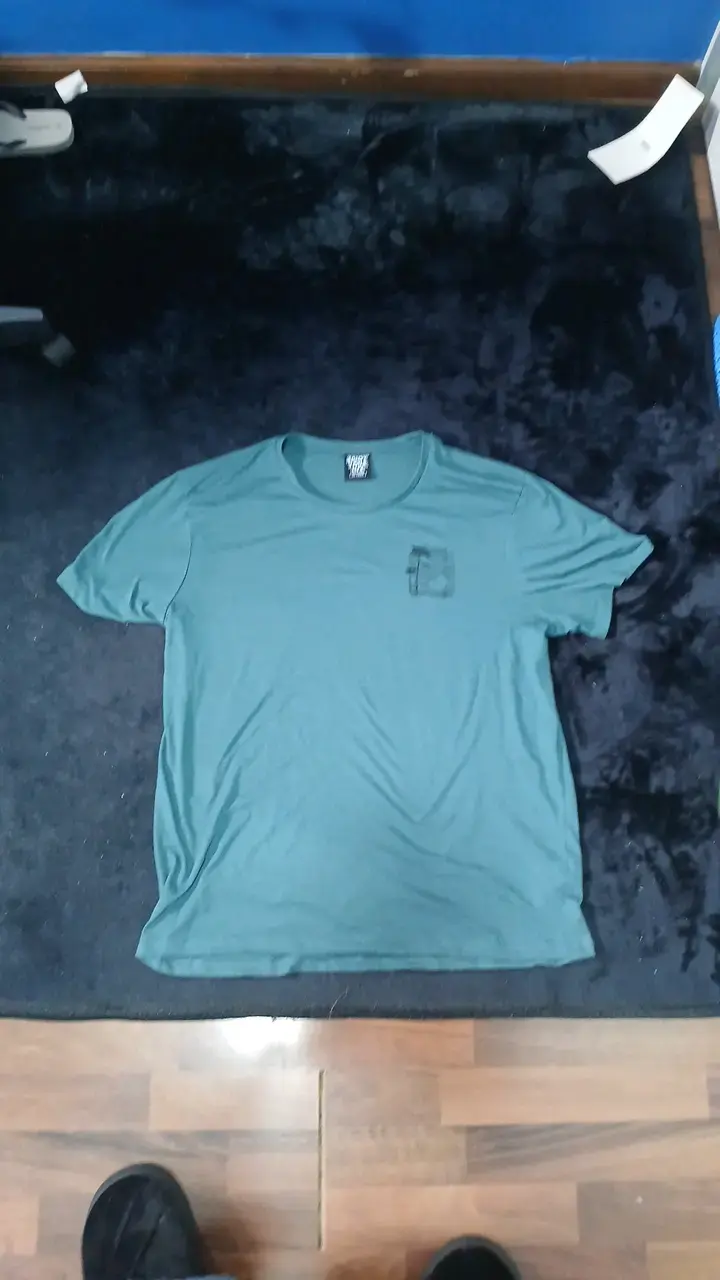 Polera verde con estampado de palmeras