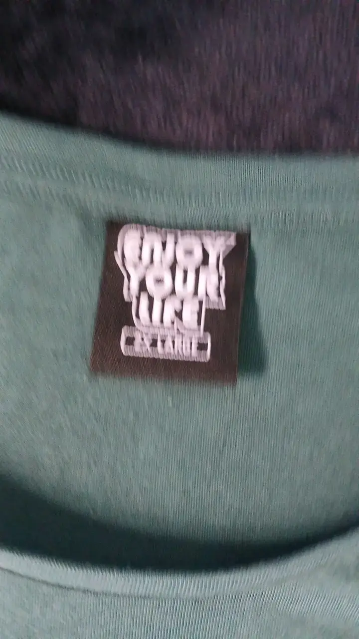 Polera verde con estampado de palmeras - 2