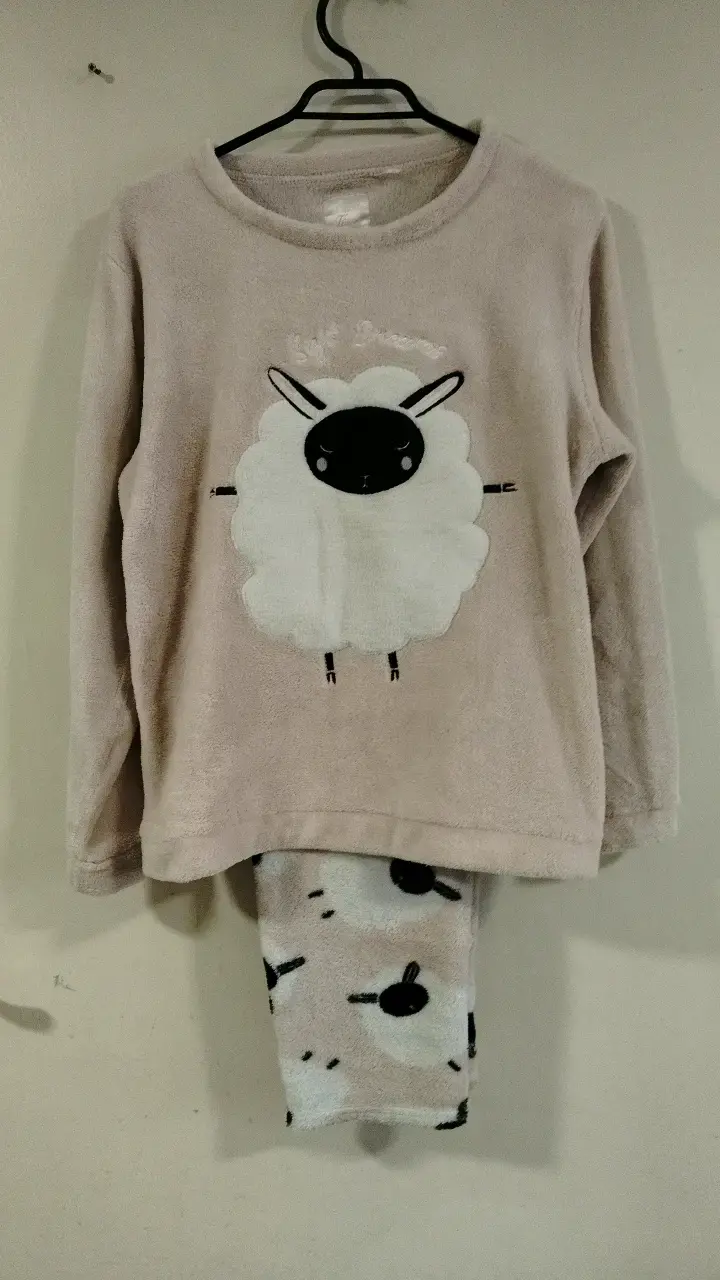 Pijama de polar con diseño de oveja para mujer
