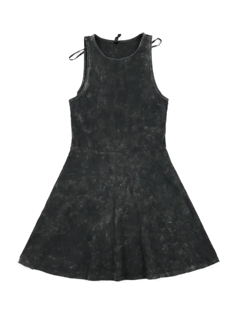 Vestido negro sin mangas estilo casual