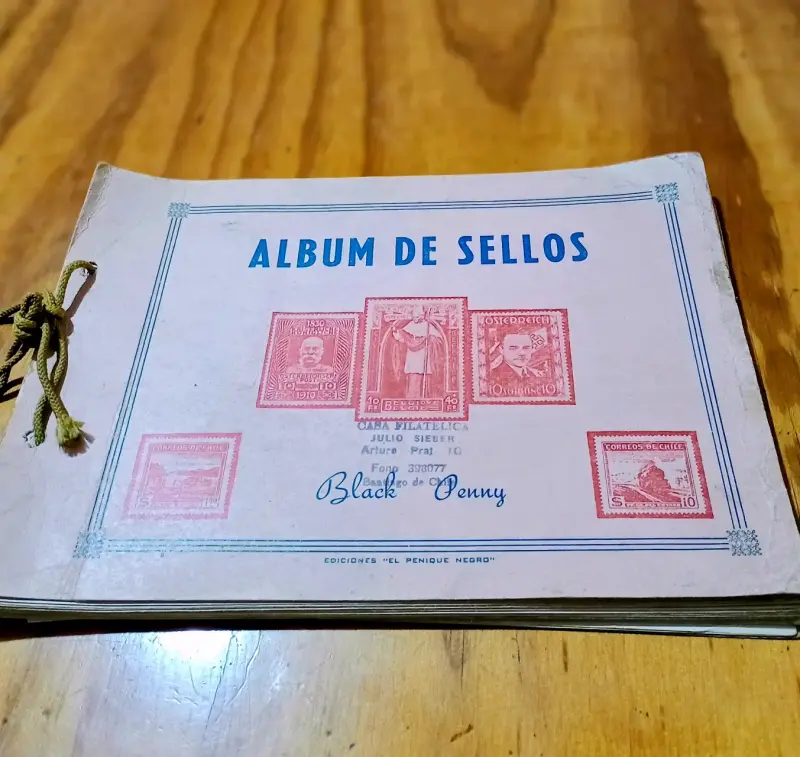 Álbum de Sellos Filatélicos con Colección Variada