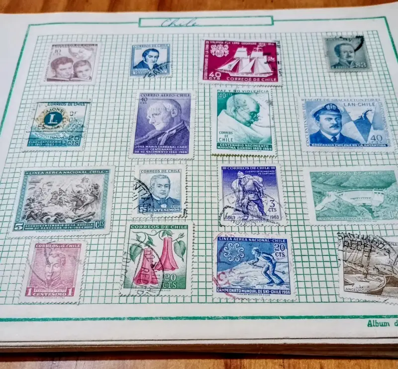 Álbum de Sellos Filatélicos con Colección Variada - 2