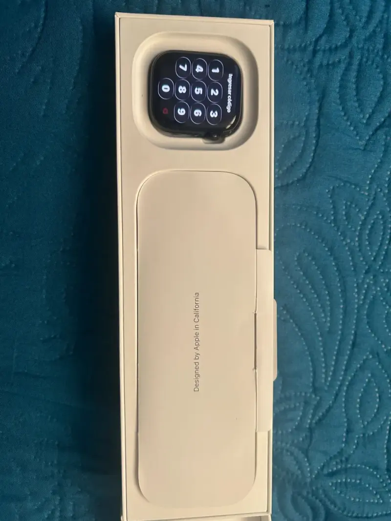 Apple Watch con correa negra y caja original - 1