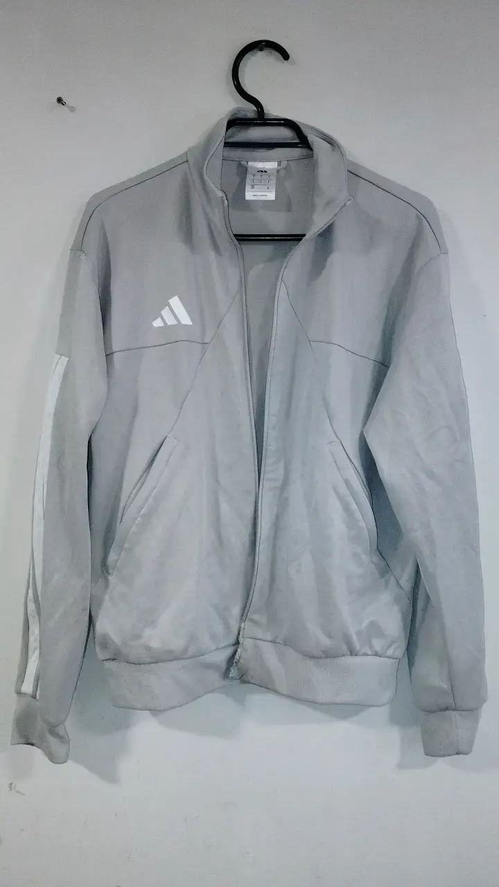 Chaqueta deportiva gris Adidas para hombre
