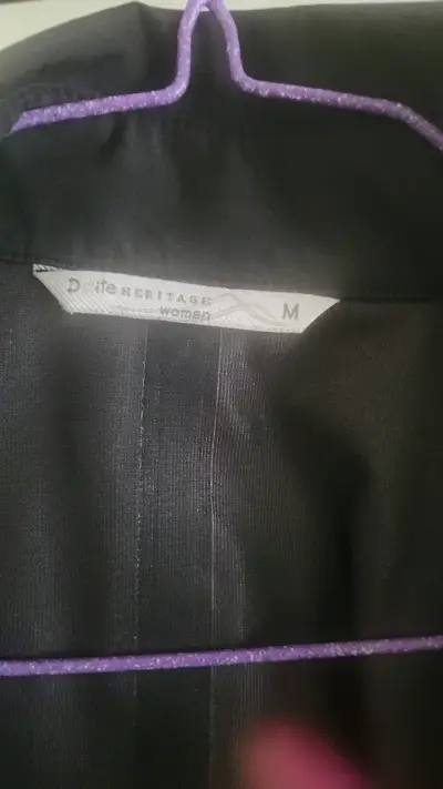 Abrigo negro de mujer con capucha Doite - miniatura 2