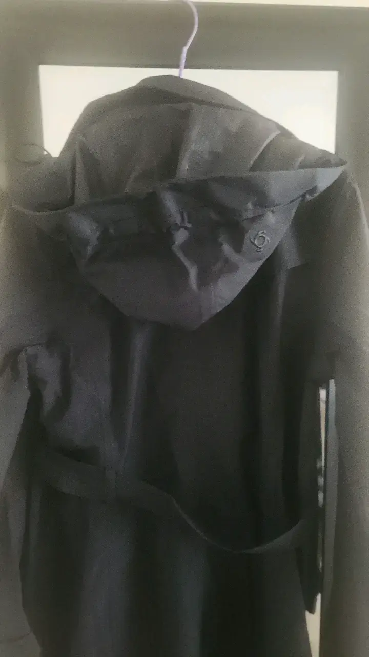 Abrigo negro de mujer con capucha Doite - 3