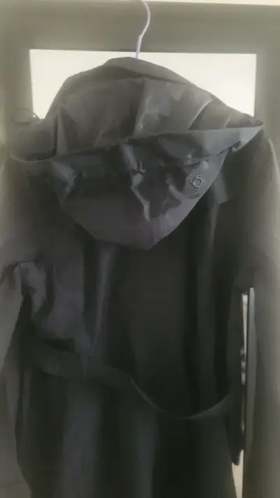 Abrigo negro de mujer con capucha Doite - miniatura 3