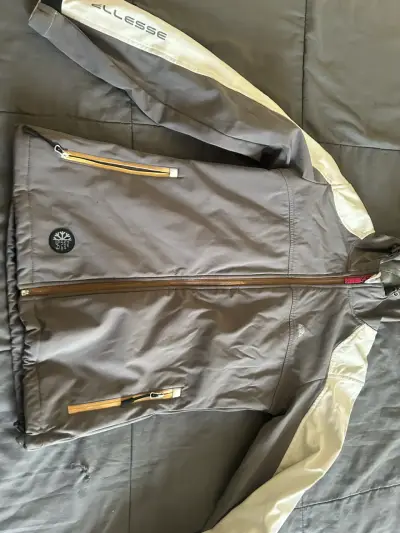 Chaqueta Ellesse impermeable gris con capucha - miniatura 1