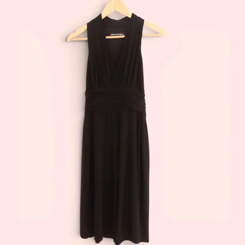 Vestido negro sin mangas elegante