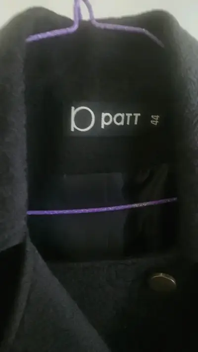 Abrigo negro con botones dorados Patt - miniatura 2