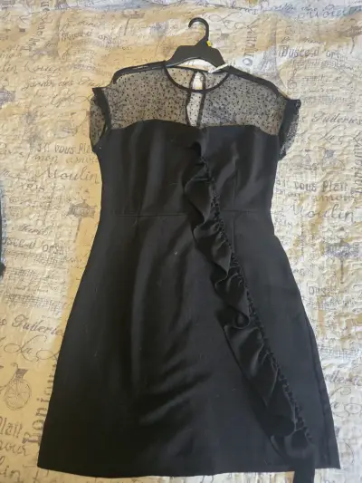 Vestido corto negro elegante con volantes - miniatura 3