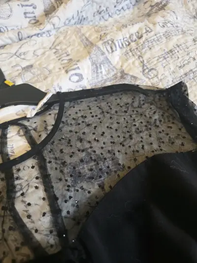 Vestido corto negro elegante con volantes - miniatura 4