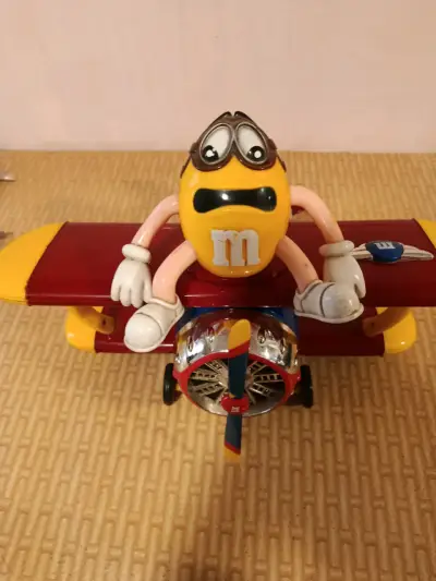 Figura coleccionable M&M en avión biplano - miniatura 1