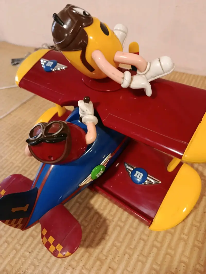 Figura coleccionable M&M en avión biplano - 2