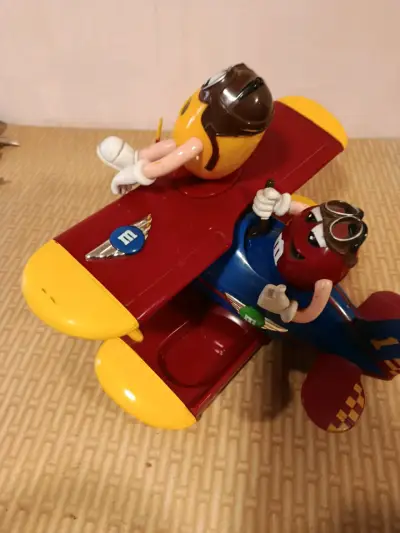 Figura coleccionable M&M en avión biplano - miniatura 4