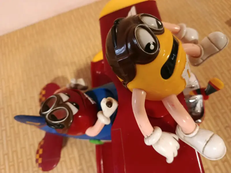 Figura coleccionable M&M en avión biplano - 5