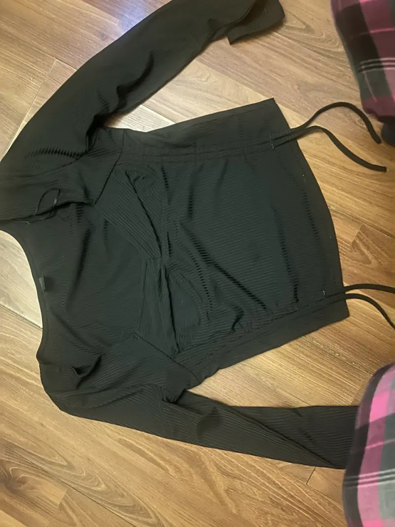 Blusa negra de manga larga con diseño ajustado - 1