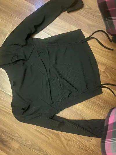 Blusa negra de manga larga con diseño ajustado - miniatura 1