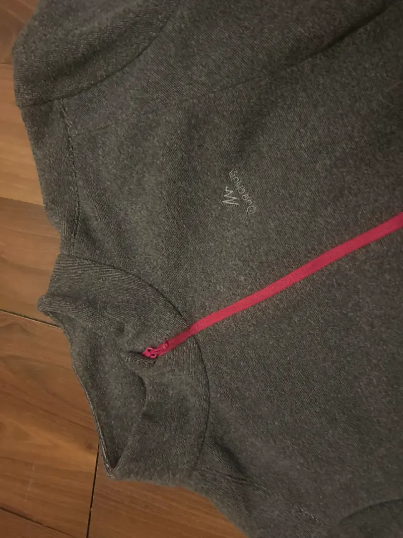 Polerón de lana gris con cierre fucsia para mujer - 2