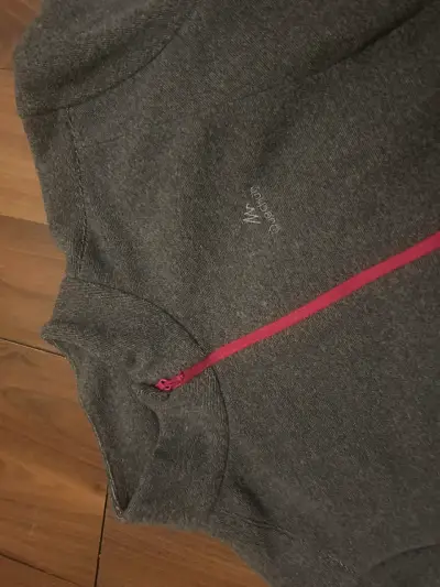 Polerón de lana gris con cierre fucsia para mujer - miniatura 2