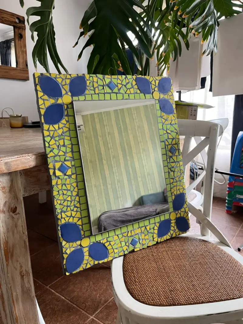 Espejo decorativo con marco de mosaico azul y amarillo - 1