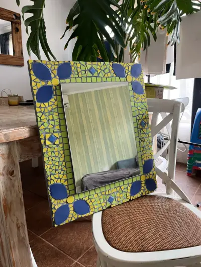 Espejo decorativo con marco de mosaico azul y amarillo - miniatura 1