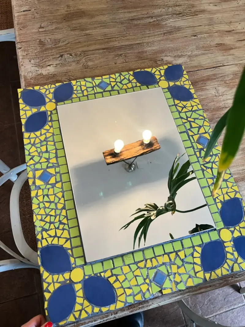 Espejo decorativo con marco de mosaico azul y amarillo - 2