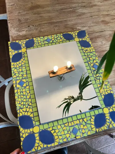 Espejo decorativo con marco de mosaico azul y amarillo - miniatura 2
