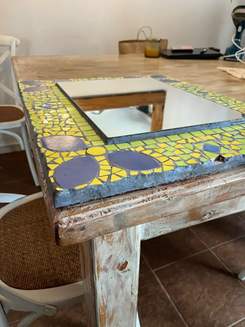 Espejo decorativo con marco de mosaico azul y amarillo - 3