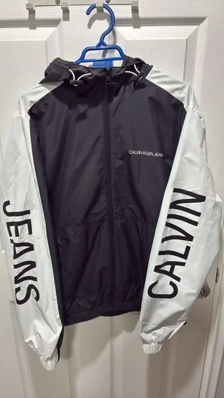 Chaqueta Calvin Klein Jeans bicolor con capucha - 1