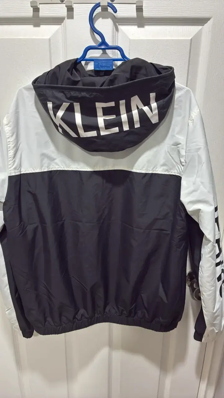 Chaqueta Calvin Klein Jeans bicolor con capucha - 2