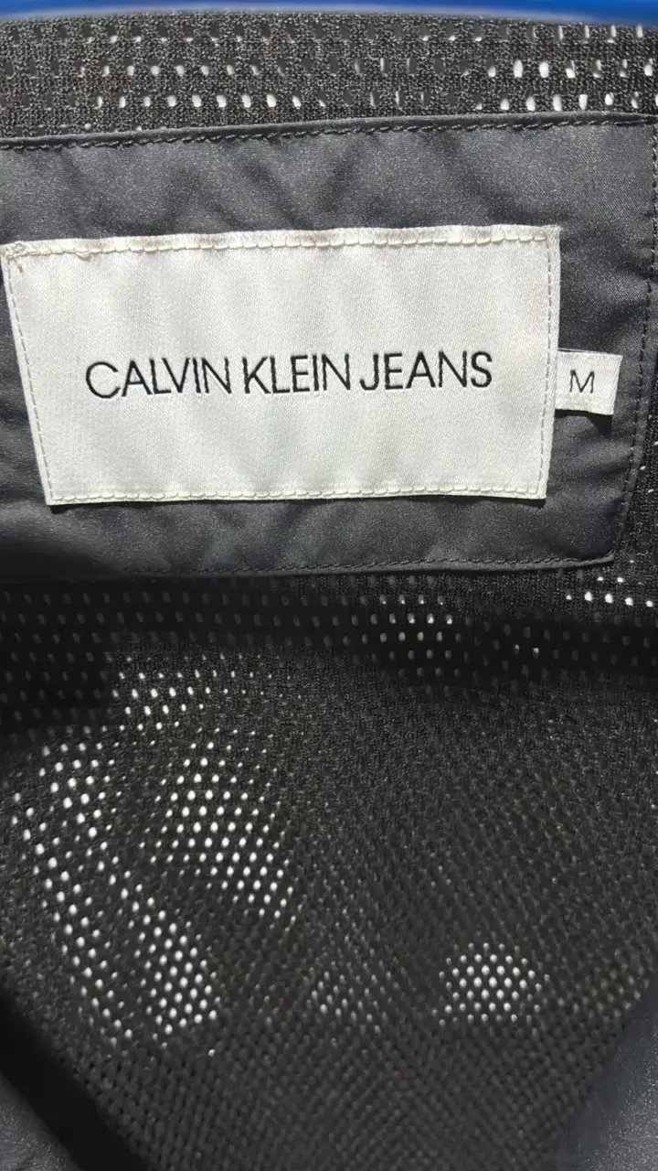 Chaqueta Calvin Klein Jeans bicolor con capucha - 3