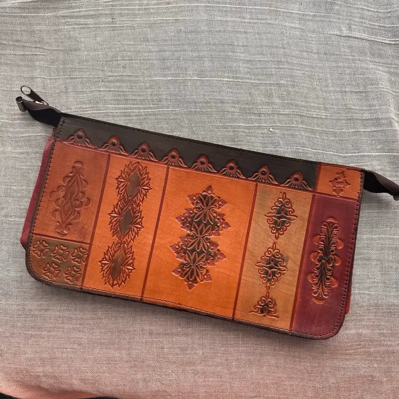 Cartera de cuero artesanal con diseño grabado - 1
