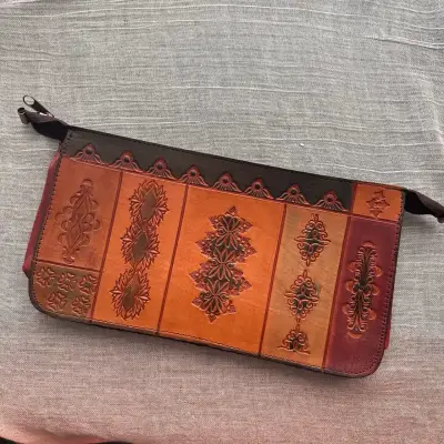 Cartera de cuero artesanal con diseño grabado - miniatura 1