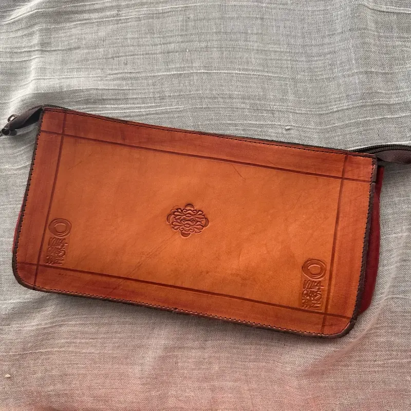 Cartera de cuero artesanal con diseño grabado - 2