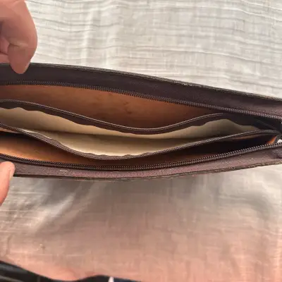 Cartera de cuero artesanal con diseño grabado - miniatura 3