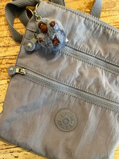 Bolso cruzado gris con múltiples bolsillos Kipling - miniatura 2