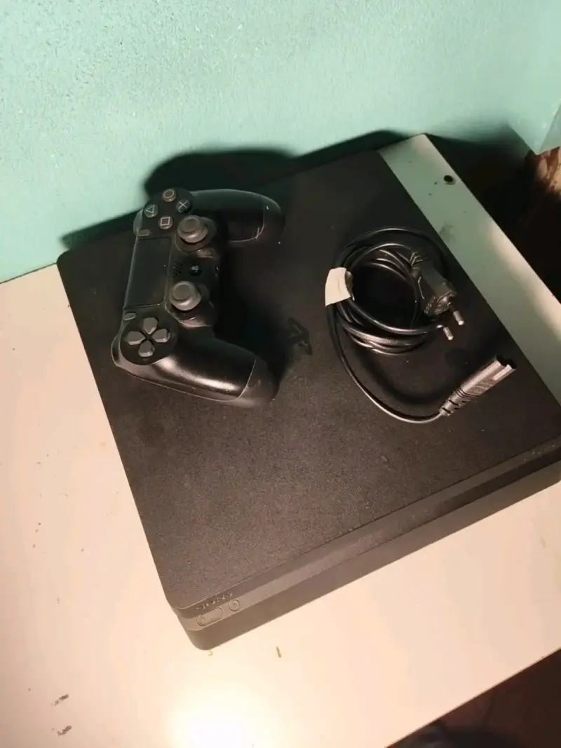 Consola PlayStation 4 con control y cable - 1