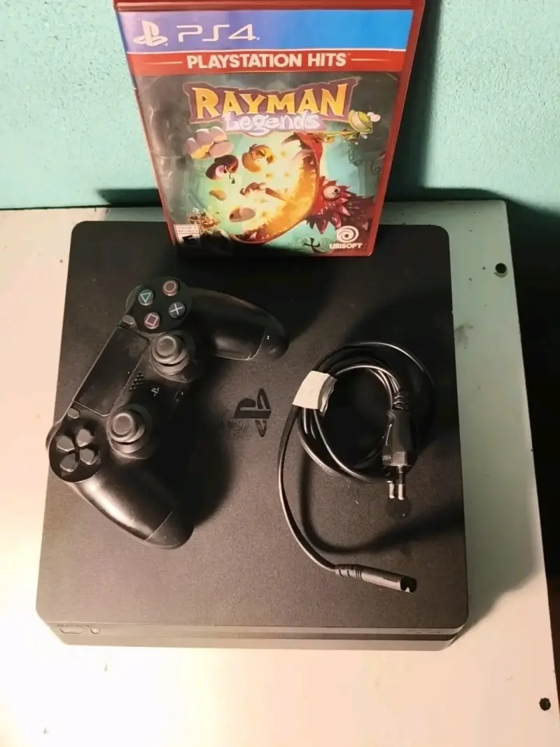 Consola PlayStation 4 con control y cable - 2