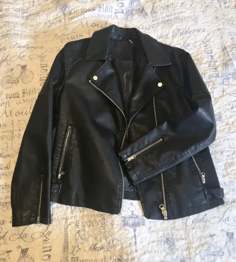 Chaqueta de cuero negra para mujer estilo biker - 3
