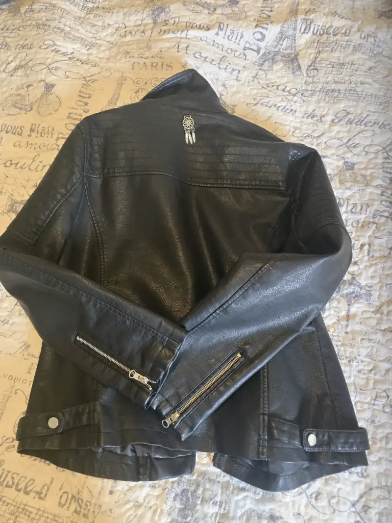 Chaqueta de cuero negra para mujer estilo biker - 4