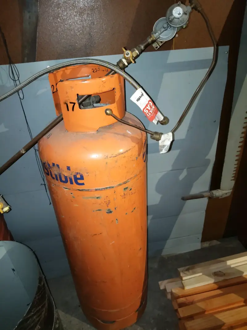 Cilindro de gas licuado con regulador