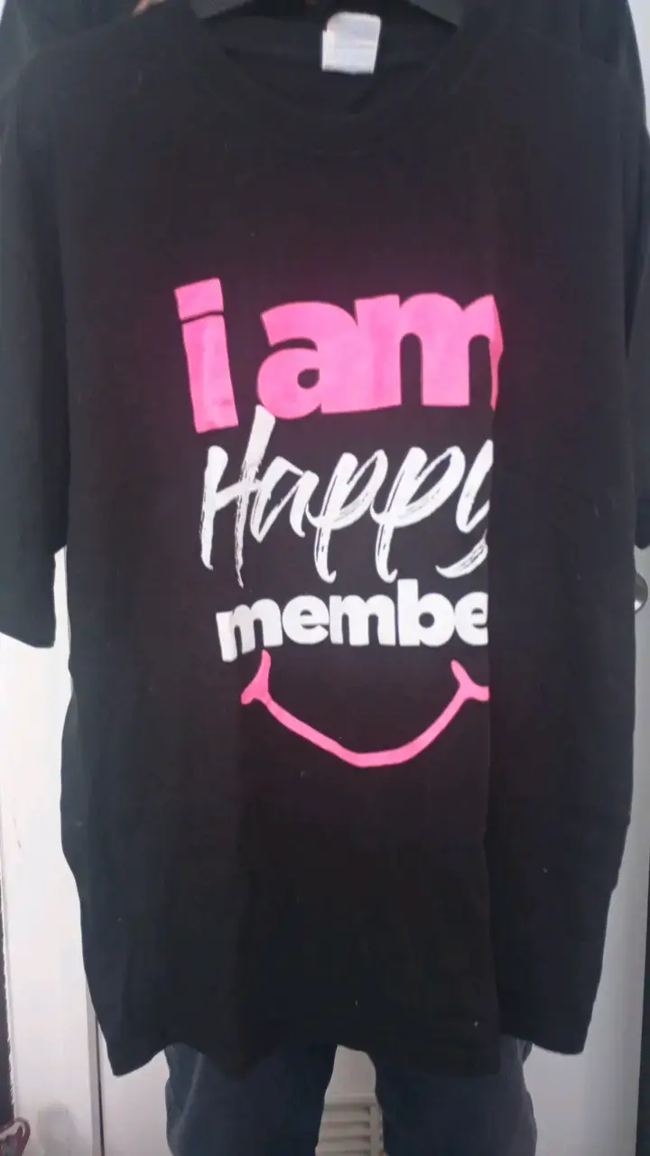 Polera negra con estampado 'I am happy member' - 1