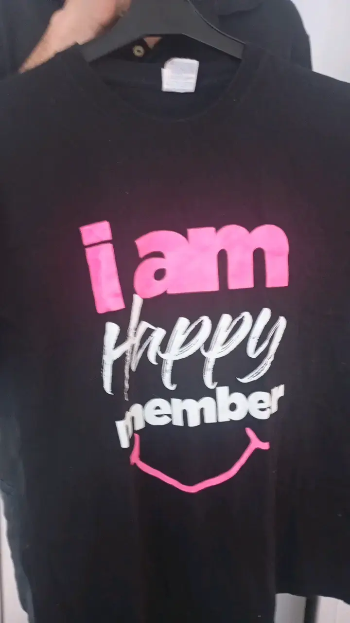 Polera negra con estampado 'I am happy member' - 2