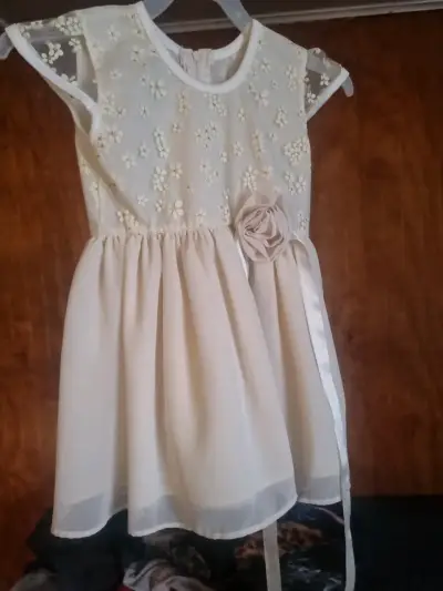 Vestido de niña elegante con flores y lazo - miniatura 1