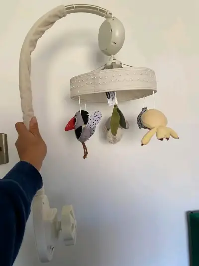 Móvil musical tinnylove con peluches colgantes - miniatura 1