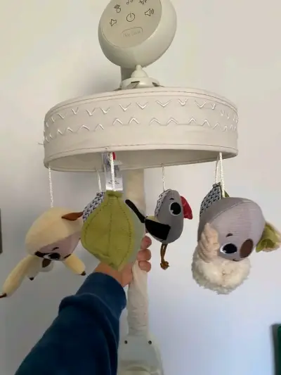 Móvil musical tinnylove con peluches colgantes - miniatura 2